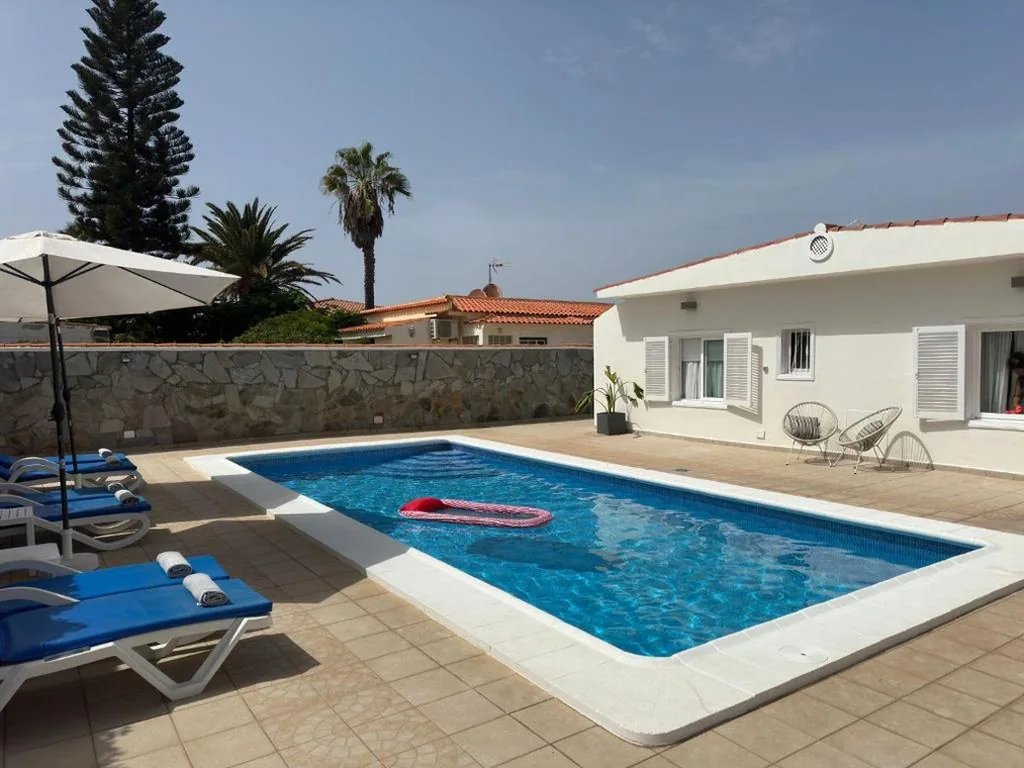 Villa 2 chambres — Beachfront Villa and pool
