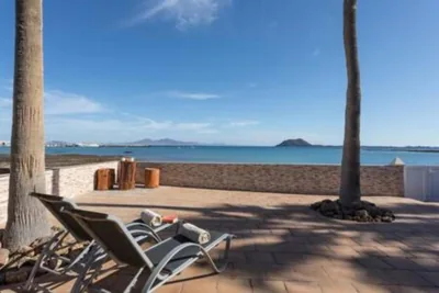Beachfront Villa San Antonio with Private Heated Pool BBQ in the Heart of Corralejo by Amazzzing Travel — foto 7