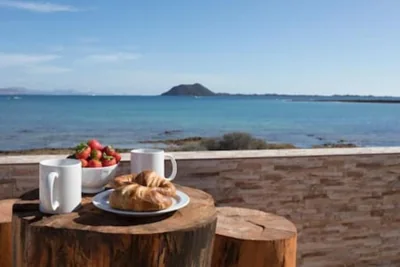 Beachfront Villa San Antonio with Private Heated Pool BBQ in the Heart of Corralejo by Amazzzing Travel — foto 9