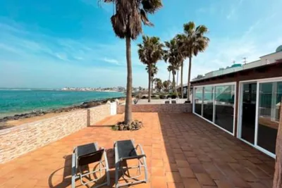 Beachfront Villa San Antonio with Private Heated Pool BBQ in the Heart of Corralejo by Amazzzing Travel — foto 10