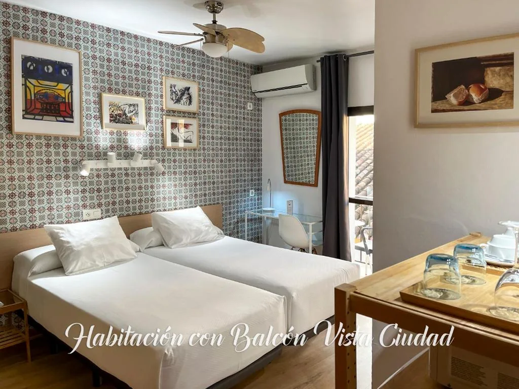 Quarto com vista para a cidade - 2 camas — Beatriz Charming Hostal