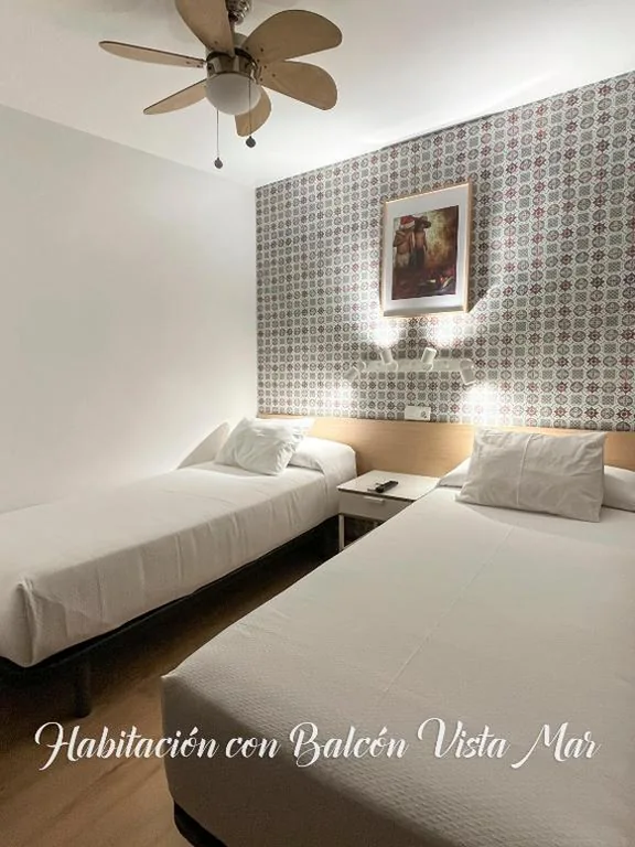 Quarto duplo com vista lateral para o mar - 2 camas — Beatriz Charming Hostal