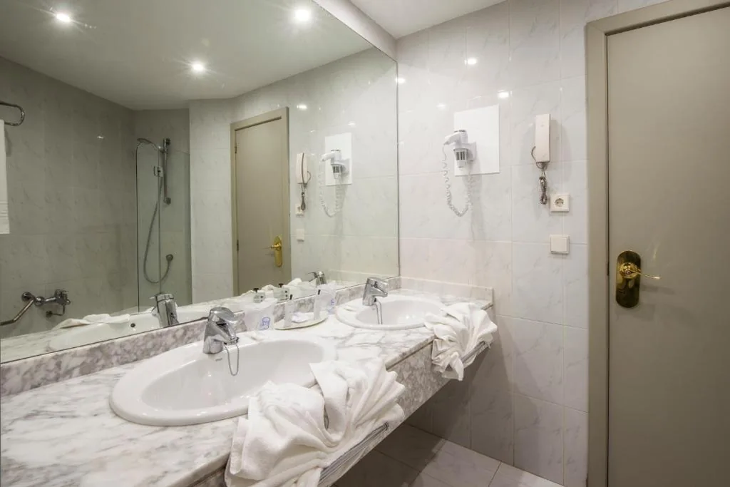 Doppelzimmer mit 2 Betten — Beatriz Costa & Spa