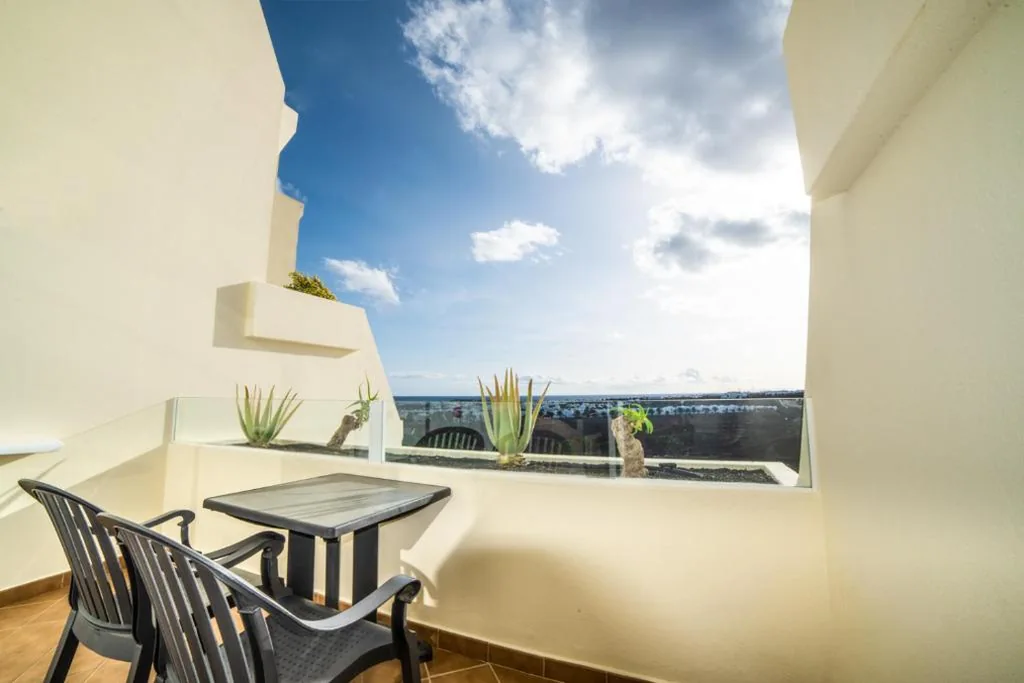 Doppelzimmer mit Balkon (2 Erwachsene + 1 Kind) — Beatriz Costa & Spa