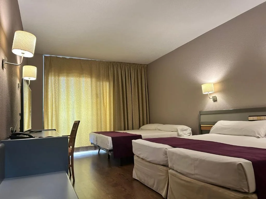 Familienzimmer (2 Erwachsene + 1 Kind) — Beatriz Toledo Auditorium & Spa