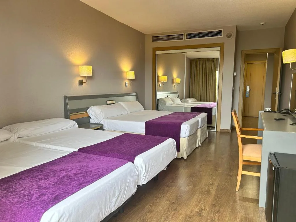 Familienzimmer (2 Erwachsene und 2 Kinder) — Beatriz Toledo Auditorium & Spa