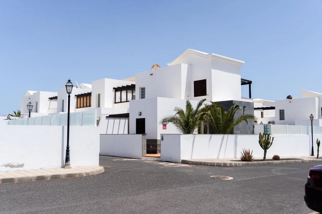 Beautiful and luxurious villa with heated pool and free Wi-Fi in Playa Blanca.