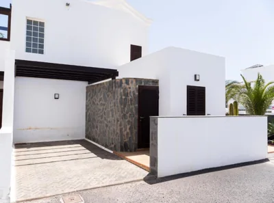 Beautiful and luxurious villa with heated pool and free Wi-Fi in Playa Blanca. — foto 7