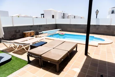 Beautiful and luxurious villa with heated pool and free Wi-Fi in Playa Blanca. — foto 12