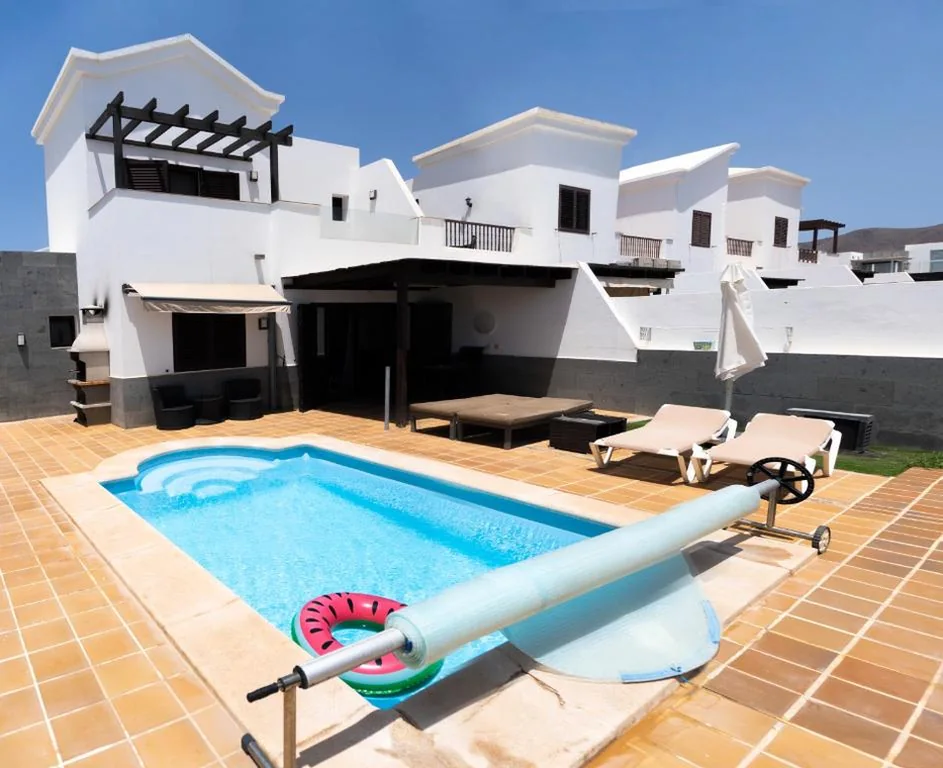Moradia com 2 quartos — Beautiful and luxurious villa with heated pool and free Wi-Fi in Playa Blanca.