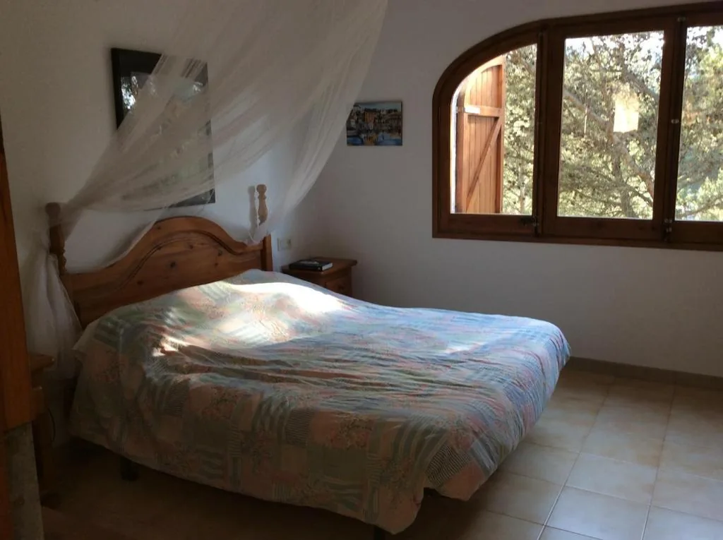 Beautiful detached air-conditioned villa close to sandy beach, shops and restaurants