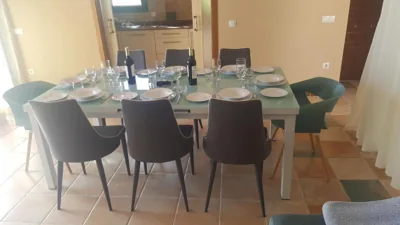 Beautiful, spacious villa, heated pool, sleeps eight, with quality furnishings — foto 7