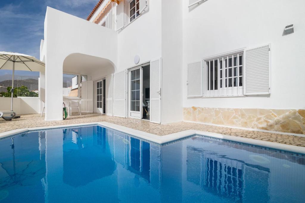 BEAUTIFUL VILLA - 4 bedrooms, heated pool, 2 priv car park places, fibre net, PS5, tv channels en Adeje