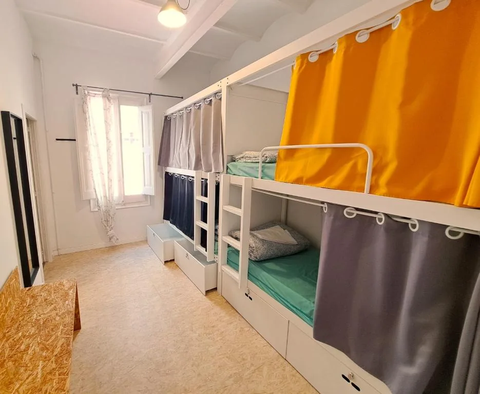 Cama en Dormitorio Compartido femenino de 4 camas con baño compartido — Bed & Bike Barcelona