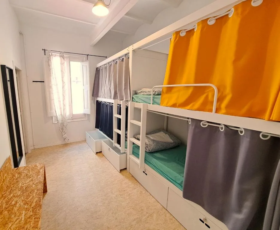 Cama en habitación compartida femenina de 4 camas con baño privado — Bed & Bike Barcelona