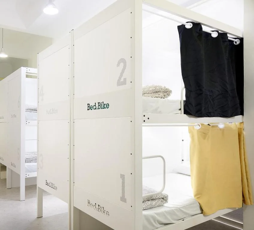 Cama individual en dormitorio compartido mixto de 16 camas — Bed & Bike Barcelona