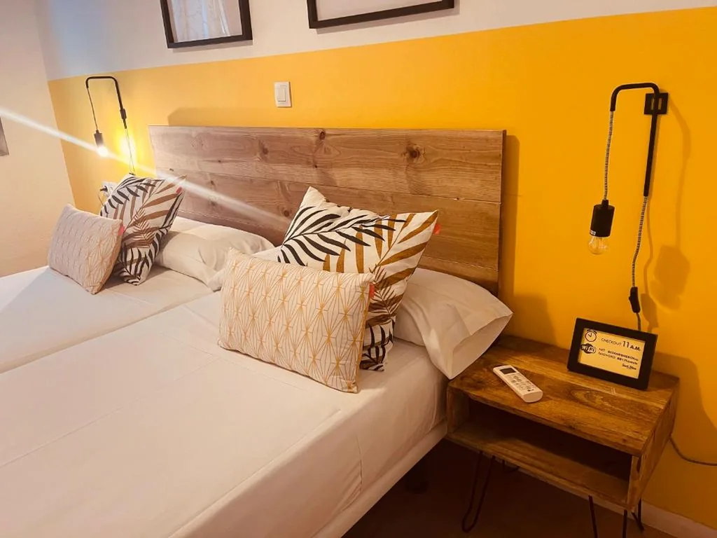 Habitación Doble con baño compartido - 2 camas — Bed & Bike Barcelona