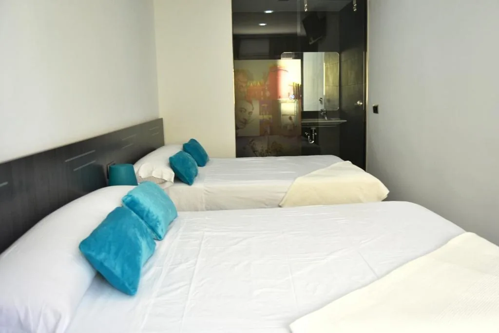 Habitación Triple Deluxe — Bed&Breakfast 10 GIRONA