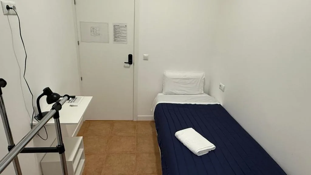 Habitación Individual con baño privado — Bed&Breakfast Plaza de Toros Alicante
