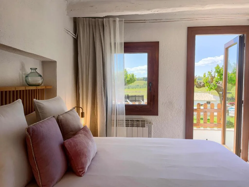 Habitación Doble con vistas a la piscina — Bed & Breakfast Wine & Cooking Penedès