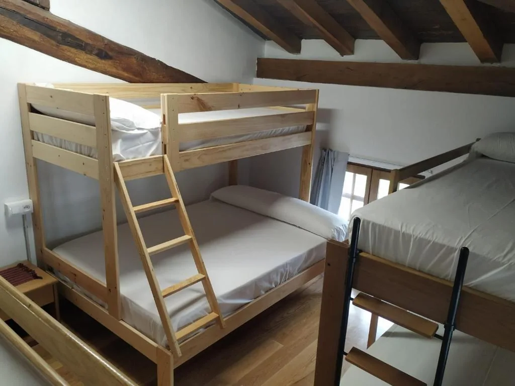 Familienzimmer mit Bad — Beizamako Aterpetxea - Albergue Turistico de Beizama