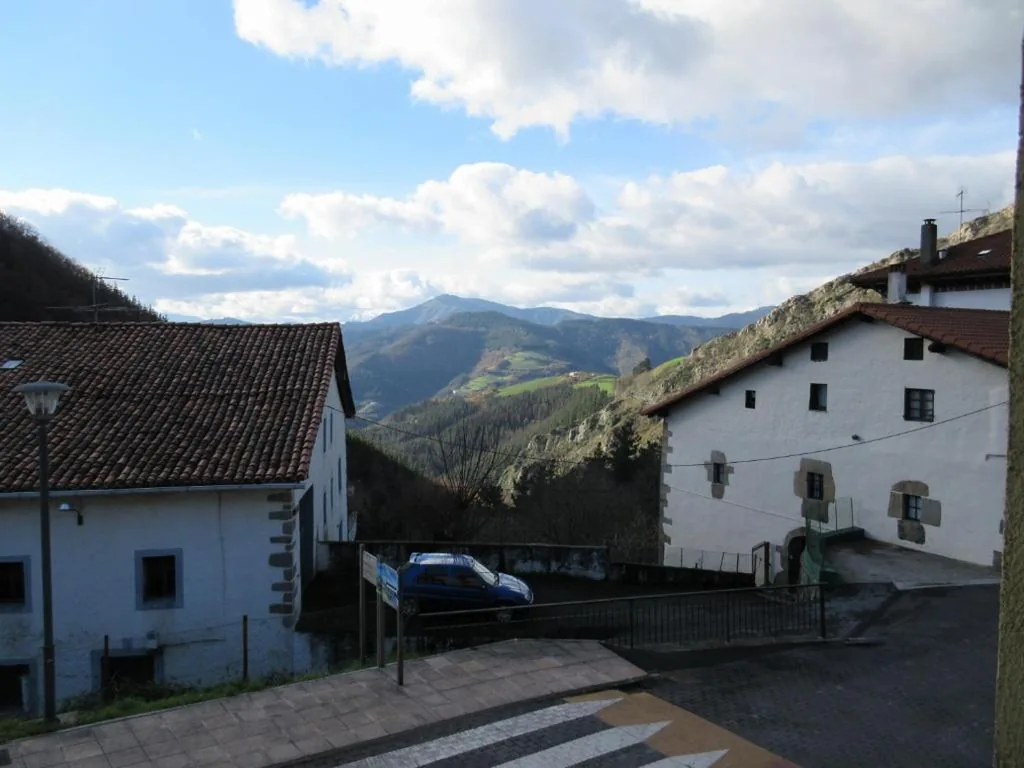 Dreibettzimmer mit eigenem Bad — Beizamako Aterpetxea - Albergue Turistico de Beizama