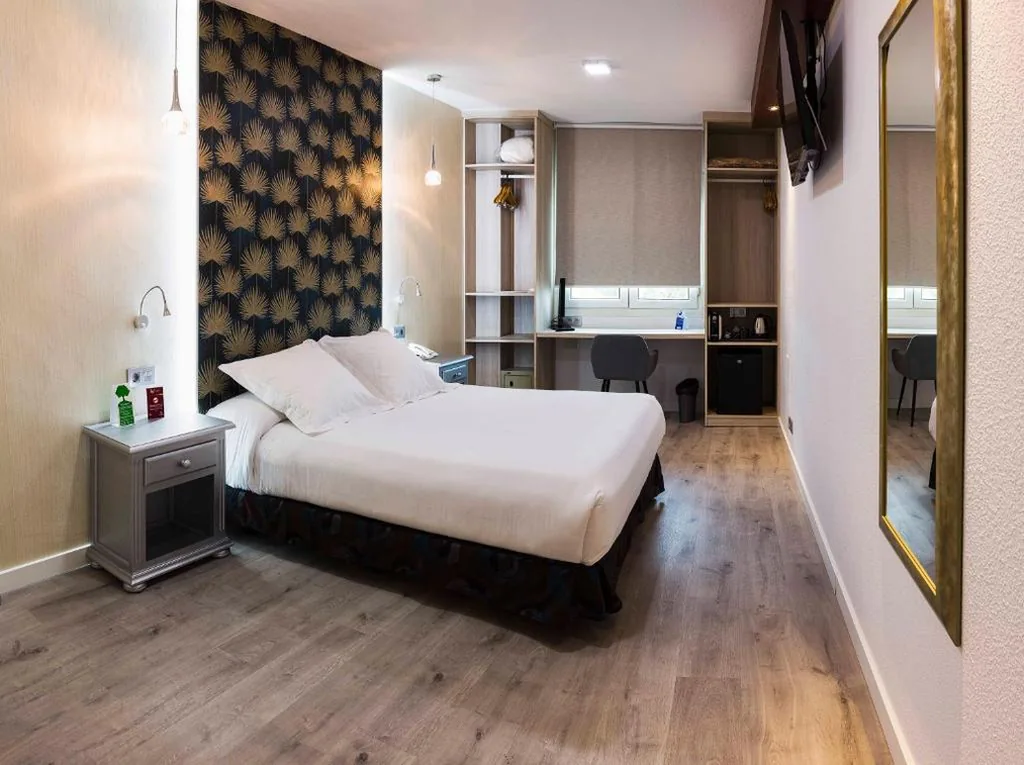 Standard Room - 1 Large Bed — Bellavista Sevilla