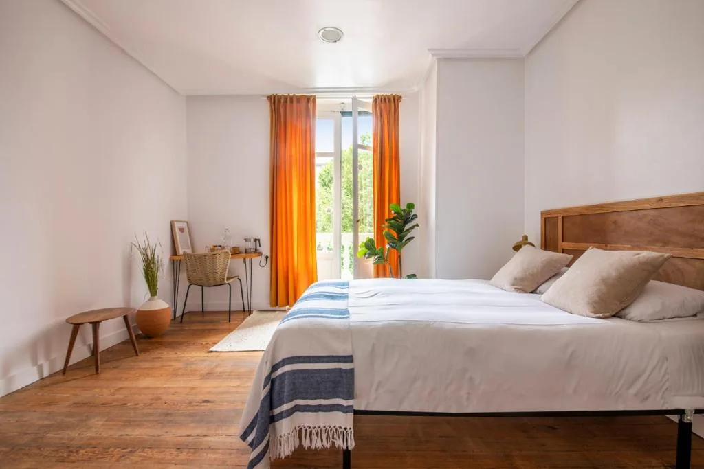 Habitación Doble con balcón — Belle Époque Self-check-in Guesthouse - Adults-Only