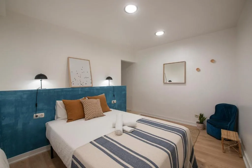 Habitación Doble con baño compartido — Belle Époque Self-check-in Guesthouse - Adults-Only