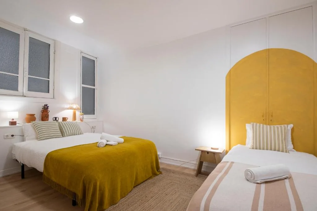 Habitación Doble con baño compartido — Belle Époque Self-check-in Guesthouse - Adults-Only