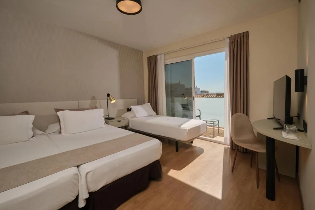 Dreibettzimmer mit Balkon — Belle Zurbarán Palma Hotel