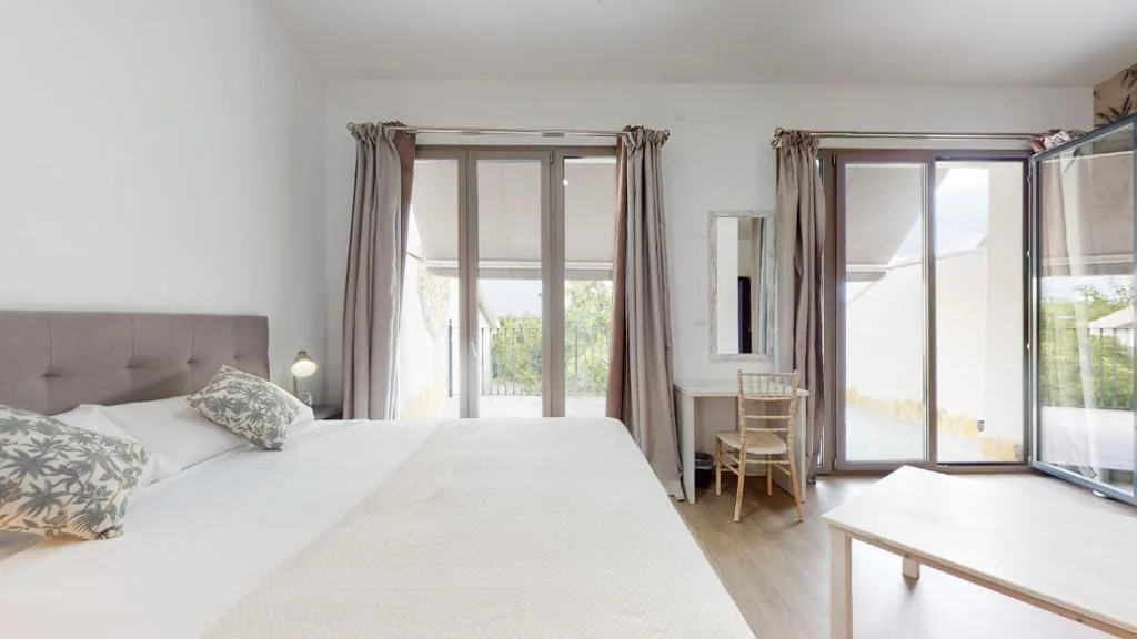 大型ベッドとホットタブ付きの客室 — Bellevall hotel