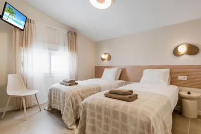 Benalmadena Beach Villa-Luxe new 5BR heated pool & BBQ kitchen at prime location near Puerto Marina & Beach — 写真 2