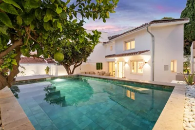 Benalmadena Beach Villa-Luxe new 5BR heated pool & BBQ kitchen at prime location near Puerto Marina & Beach — 写真 4