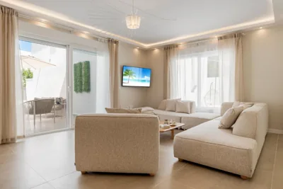 Benalmadena Beach Villa-Luxe new 5BR heated pool & BBQ kitchen at prime location near Puerto Marina & Beach — 写真 6