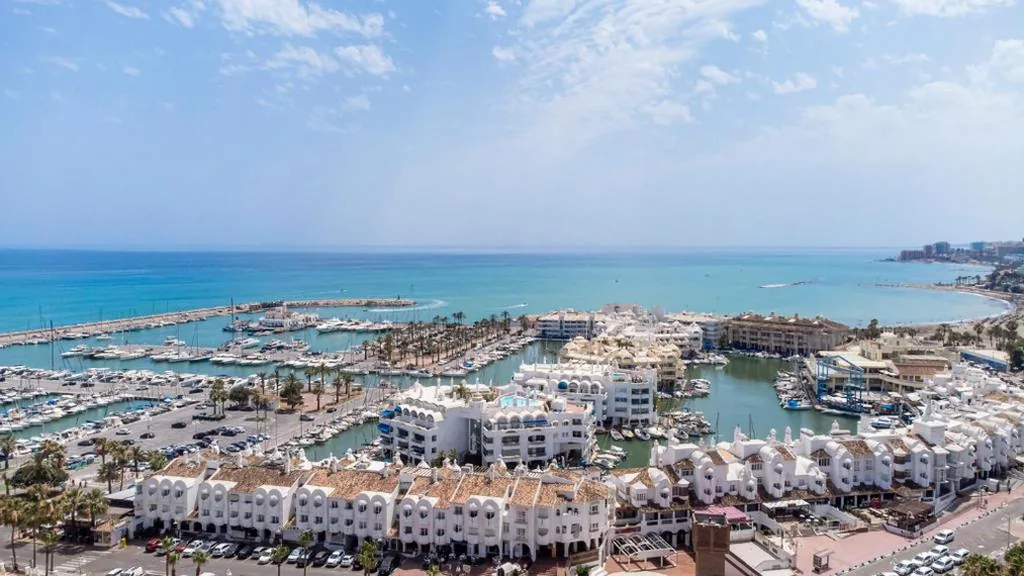 デラックスヴィラ — Benalmadena Beach Villa-Luxe new 5BR heated pool & BBQ kitchen at prime location near Puerto Marina & Beach