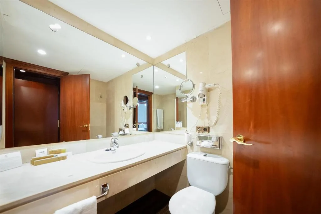 Standard Twin Room — Best Western Premier CMC Girona