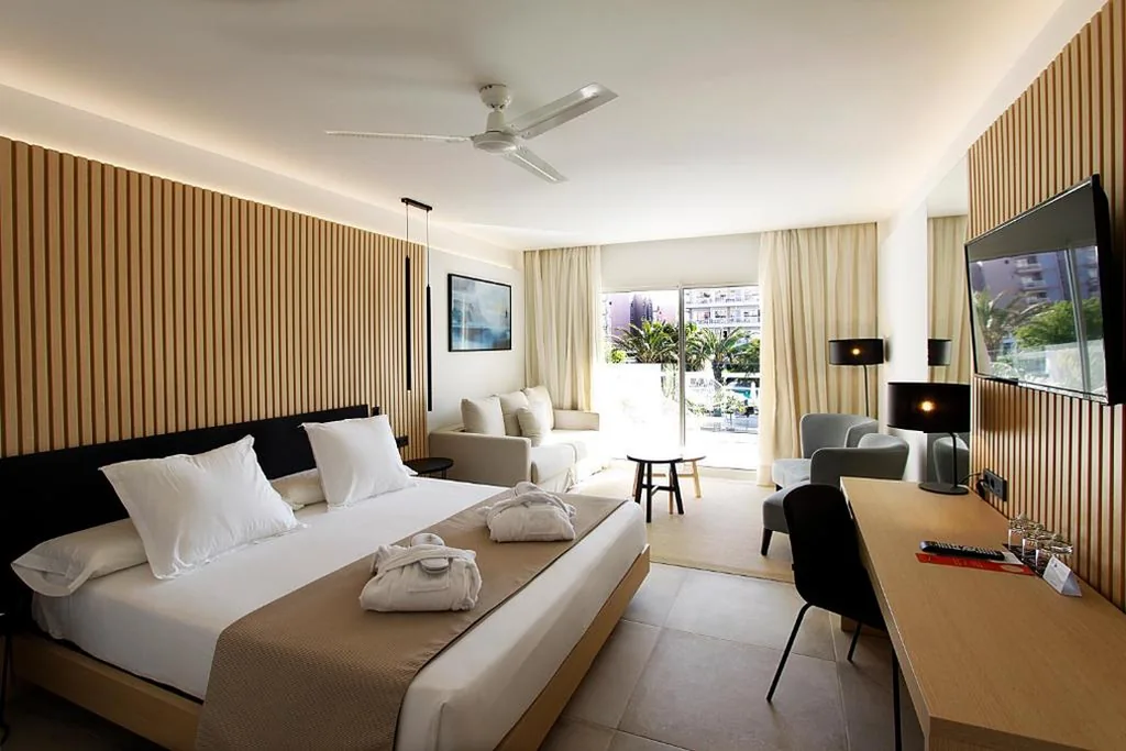 Suite junior avec balcon (2 adultes + 1 enfant) — BG Caballero