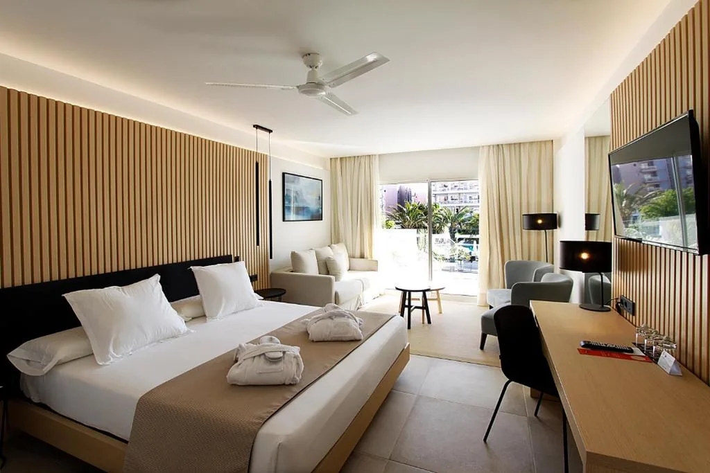 Suite junior avec balcon (3 adultes) — BG Caballero