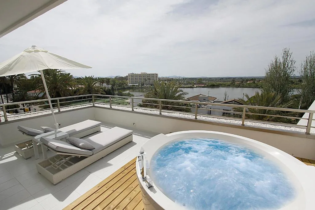 Suite com banheira de hidromassagem — BG Rei del Mediterrani