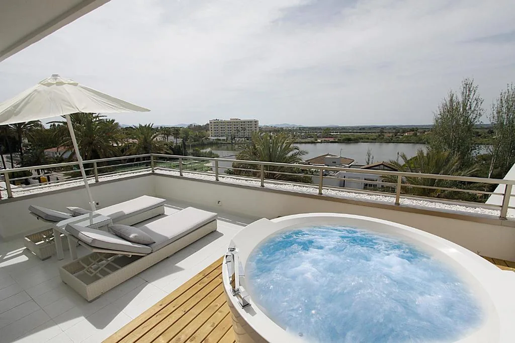 Suite com banheira de hidromassagem — BG Rei del Mediterrani
