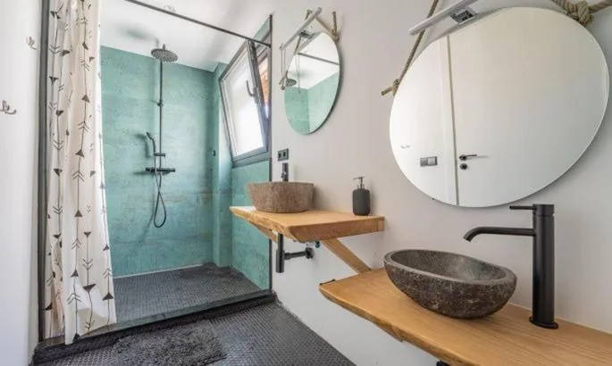 Camera quadrupla economica con bagno in comune — BiBraBe Home
