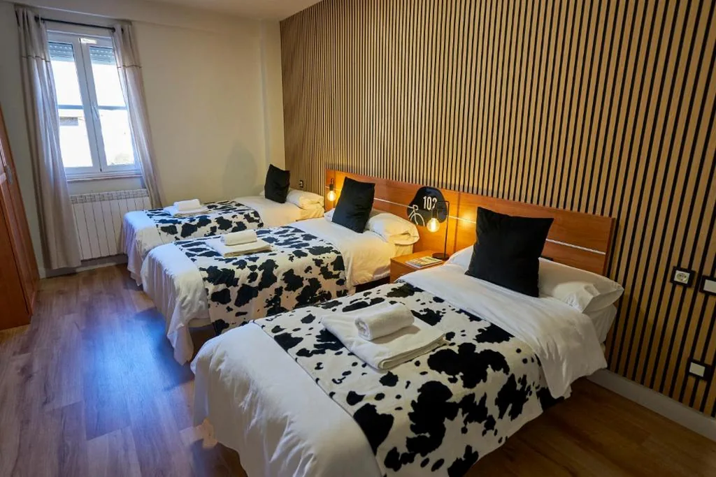 Habitación Triple con vistas a la montaña — Bicis & Vacas