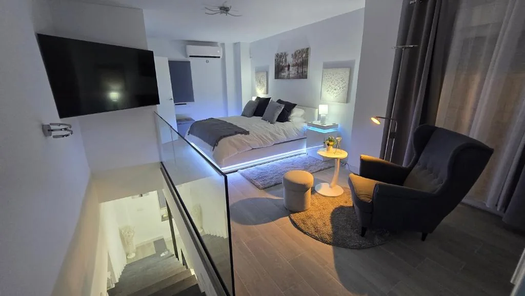 Casa con 1 dormitorio — Biclahome casa de lujo de 2 plantas con garage