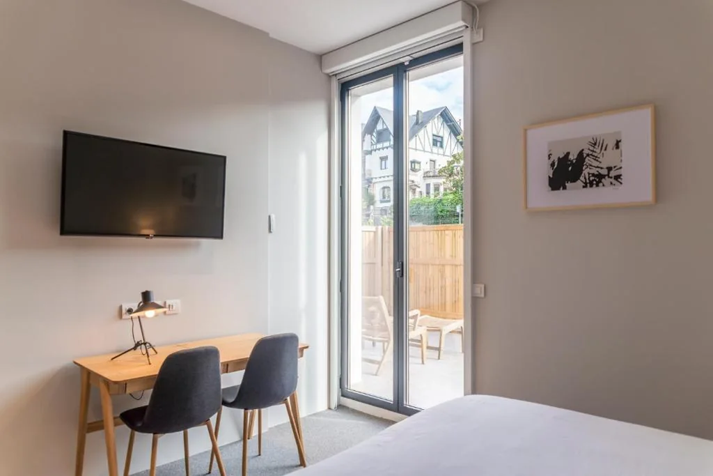 Camera con letto matrimoniale extra-large, balcone e vista sul giardino — Bidaia Boutique Hotel