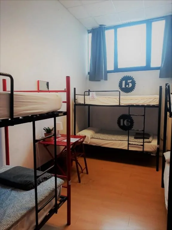 共用バスルーム付きダブルルーム – 2人部屋 — Bilbao Akelarre Hostel