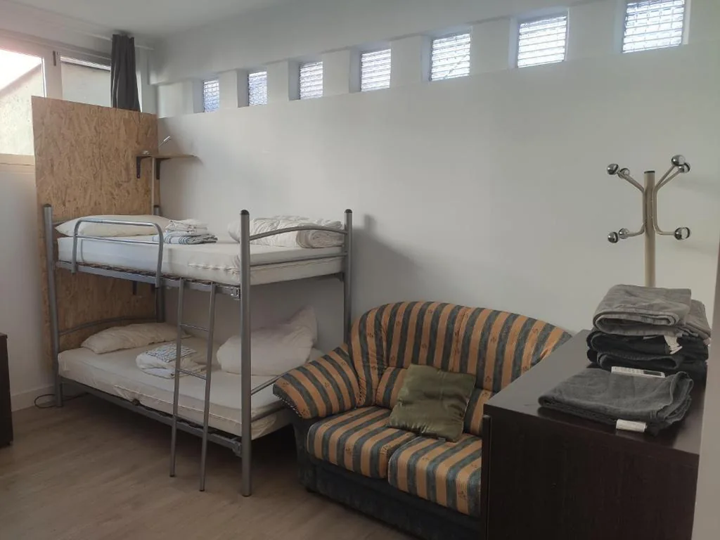 Habitación Cuádruple con baño privado — Bilbao Central Rooms