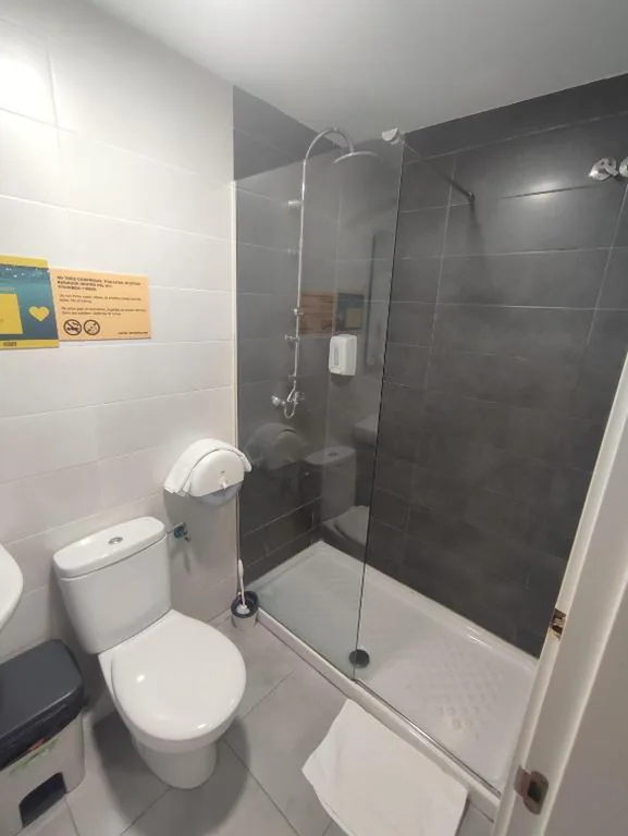 Cama em dormitório partilhado de 8 camas com casa de banho privada — Bilbao Metropolitan Hostel by Bossh! Hotels