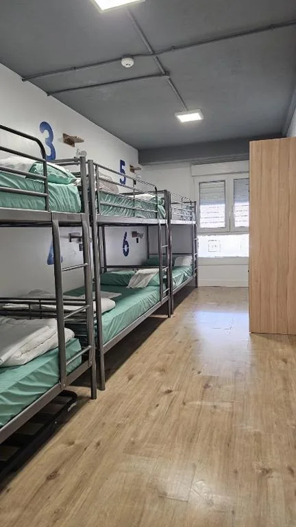 Cama em dormitório partilhado de 6 camas com casa de banho privada — Bilbao Metropolitan Hostel by Bossh! Hotels