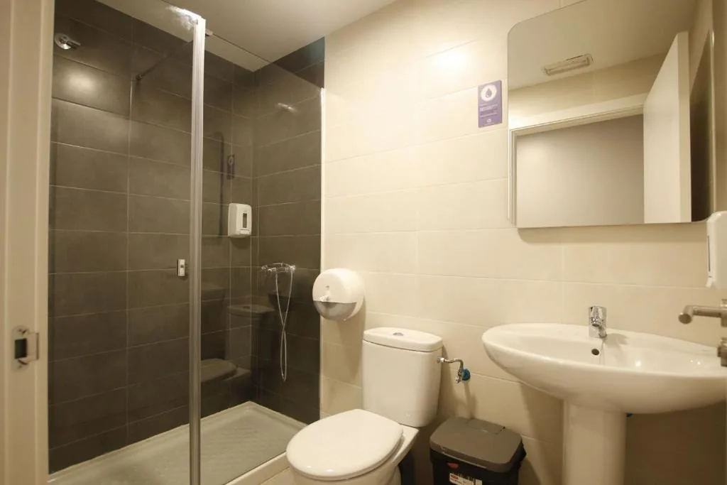 Cama em dormitório misto de 10 camas com casa de banho privada — Bilbao Metropolitan Hostel by Bossh! Hotels